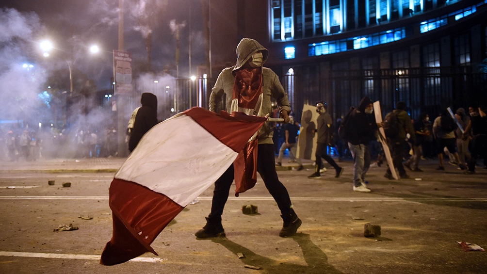 Las protestas contra la destitución de Vizcarra terminaron con dos muertos por la violenta represión policial. Las protestas contra la destitución de Vizcarra terminaron con dos muertos por la violenta represión policial.