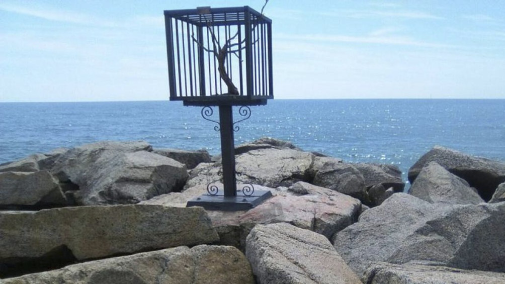 La Jaula, en Premiá del Mar, un homenaje de los catalanes a los inmigrantes que mueren en el Mediterráneo.
