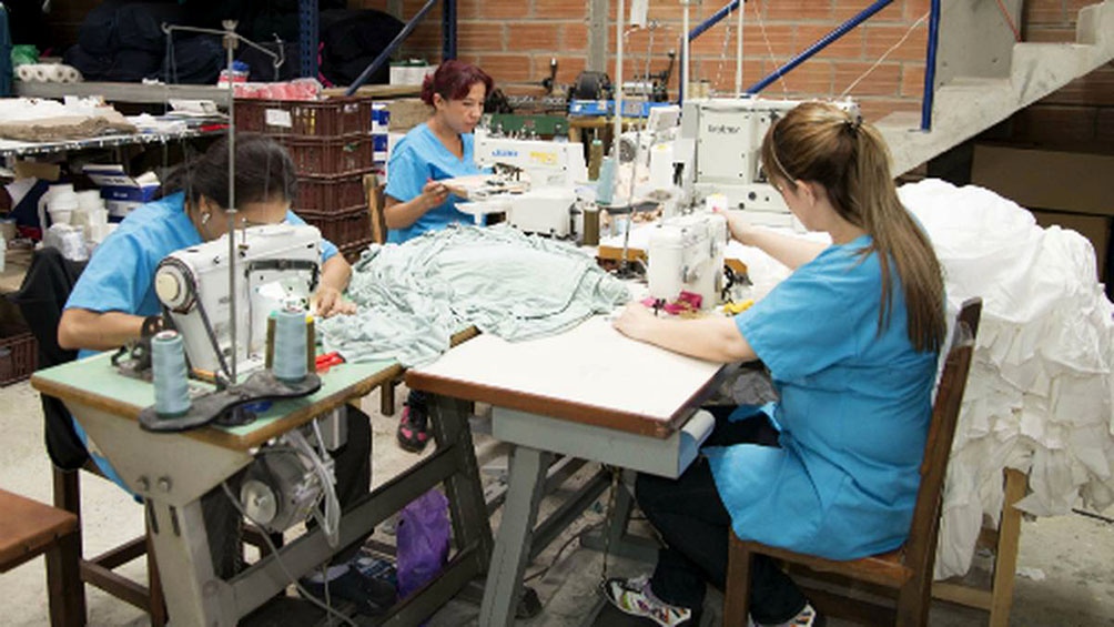 "Mayor carga de deuda en dólares significa menores posibilidades de crecimiento de la producción, mayores presiones sobre la inflación".