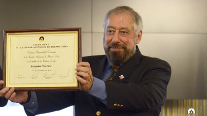El escritor y biógrafo Alejandro Vaccaro en 2018, cuando fue declarado Personalidad Destacada de la Cultura por la Legislatura porteña